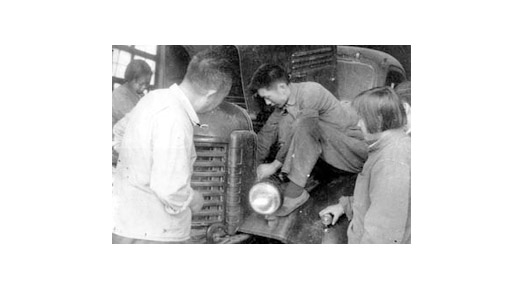 銀川大修廠廠長親自指導(dǎo)我校學生實習