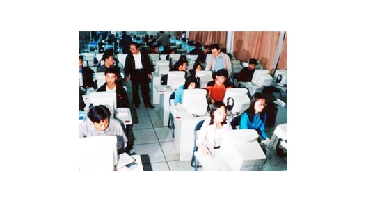 汽車專業(yè)多媒體教室內(nèi),教師指導學生進行畢業(yè)設(shè)計