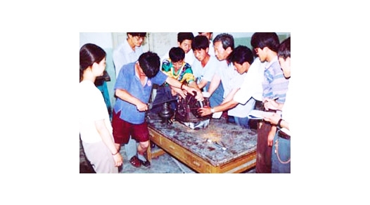 教師指導學生做后橋調(diào)整實驗