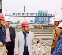       圖為學院畢業(yè)生韋世國副局長（左一）、學院畢業(yè)生九泰公司 總經(jīng)理關(guān)和平（中）在施工現(xiàn)場