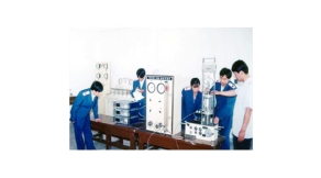 實驗教師指導學生進行三軸實驗