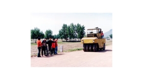 指導教師為學生講解壓路機駕駛操作要領(lǐng)